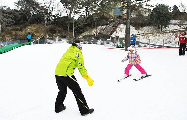 大阪六甲山滑雪1天團- 提供專業滑雪教室方案、新手也能快速掌握滑雪技巧!  (KJA-01)
