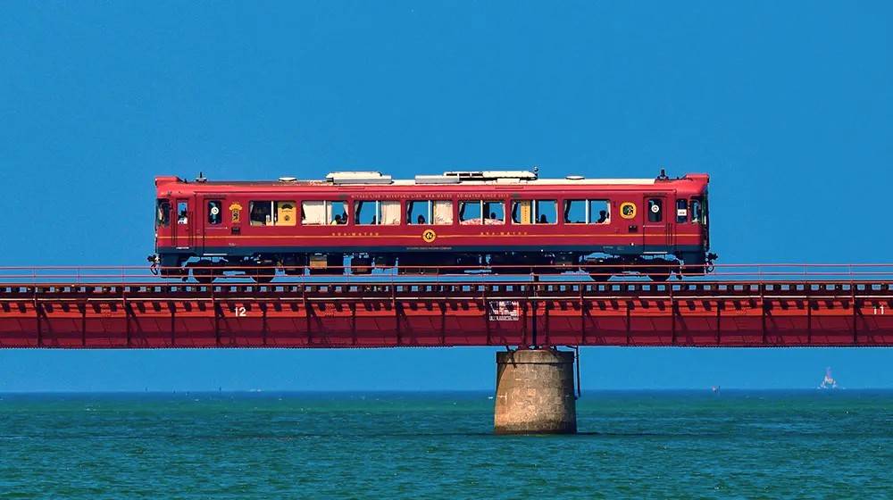 天橋立丹後觀光列車溫泉2天團[丹後赤松號列車、松葉蟹海鮮鍋御膳、傘松公園、伊根舟屋遊、舞鶴海鮮市場、美山町] (KJE-02N) 大阪出發