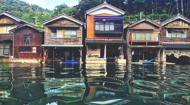 天橋立丹後觀光列車溫泉2天團[丹後赤松號列車、松葉蟹海鮮鍋御膳、傘松公園、伊根舟屋遊、舞鶴海鮮市場、美山町] (KJE-02N) 大阪出發