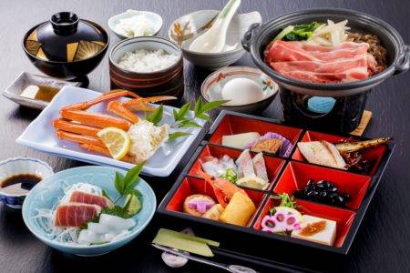 天橋立丹後觀光列車溫泉2天團[丹後赤松號列車、松葉蟹海鮮鍋御膳、傘松公園、伊根舟屋遊、舞鶴海鮮市場、美山町] (KJE-02N) 大阪出發