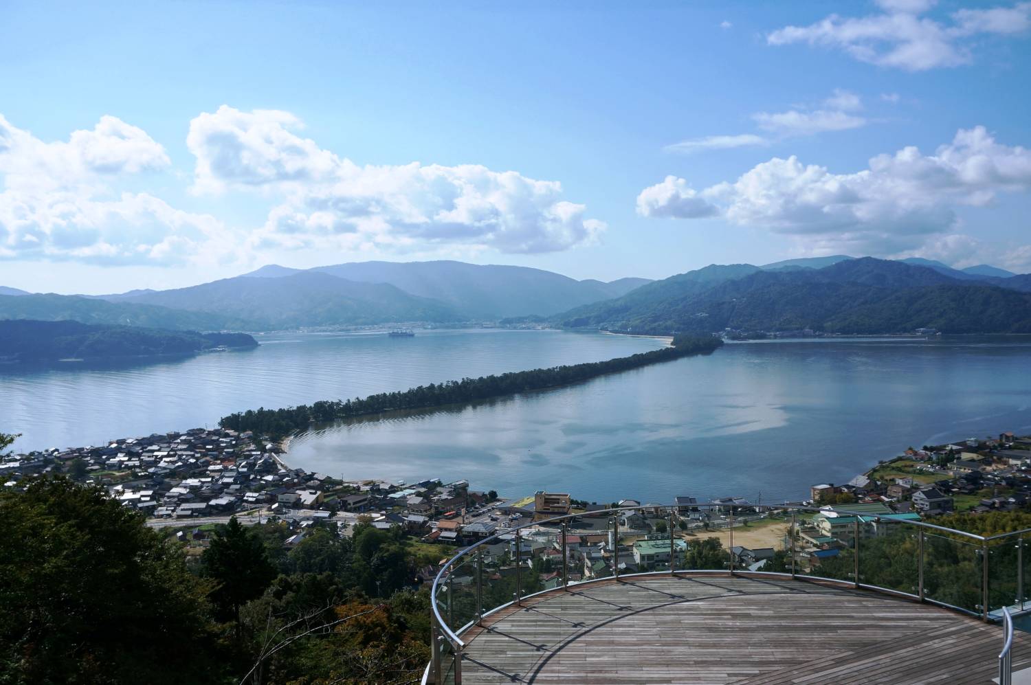 天橋立丹後觀光列車溫泉2天團[丹後赤松號列車、松葉蟹海鮮鍋御膳、傘松公園、伊根舟屋遊、舞鶴海鮮市場、美山町] (KJE-02N) 大阪出發