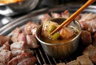 (團號: TC-01)  <一人成團> 隱藏於海上的療癒秘境&春末花海 & 402m 湖水吊橋 一天團